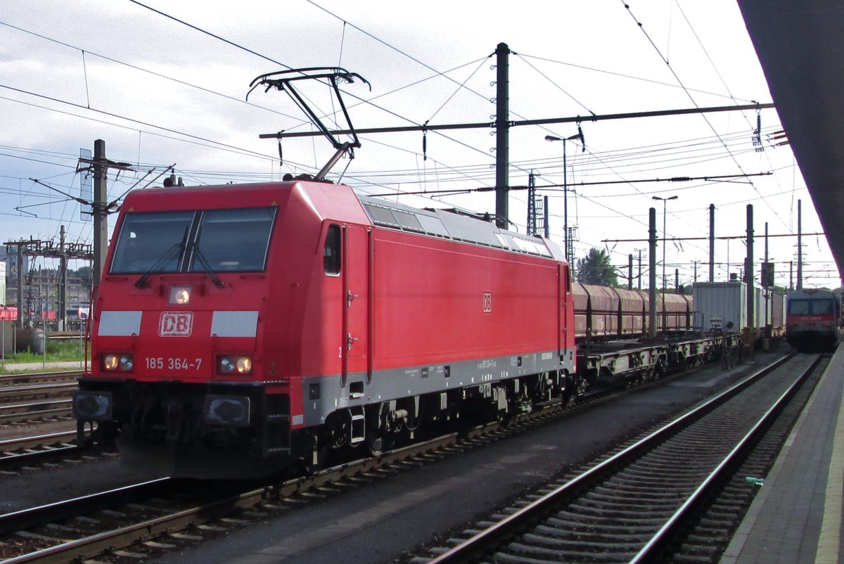 Am 17 September 2015 steht 185 364 in Linz Hbf. 