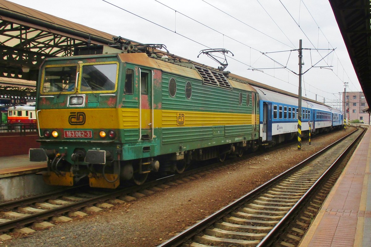 Am 17 September 2017 steht 163 062 in Praha hl.n.; die Altlackierung hat schön bessere Zeiten gesehen.