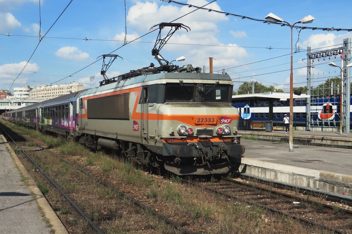 Am 17 September 2021 steht 22333 mit der Remi-Express nach Nevers in Paris-Bercy.