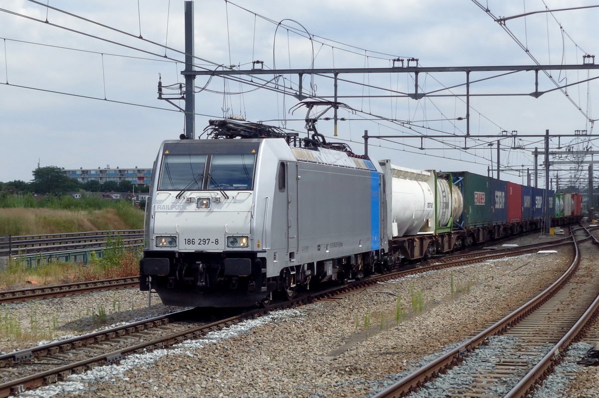 Am 18 Juli 2018 durchfahrt 186 297 Breda. 