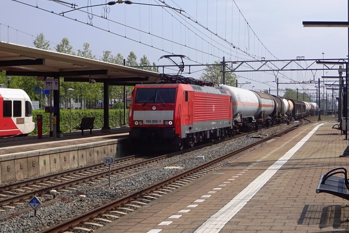 Am 18 Mai 2019 durchfahrt ein Mischguterzug mit 189 082 Dordrecht.