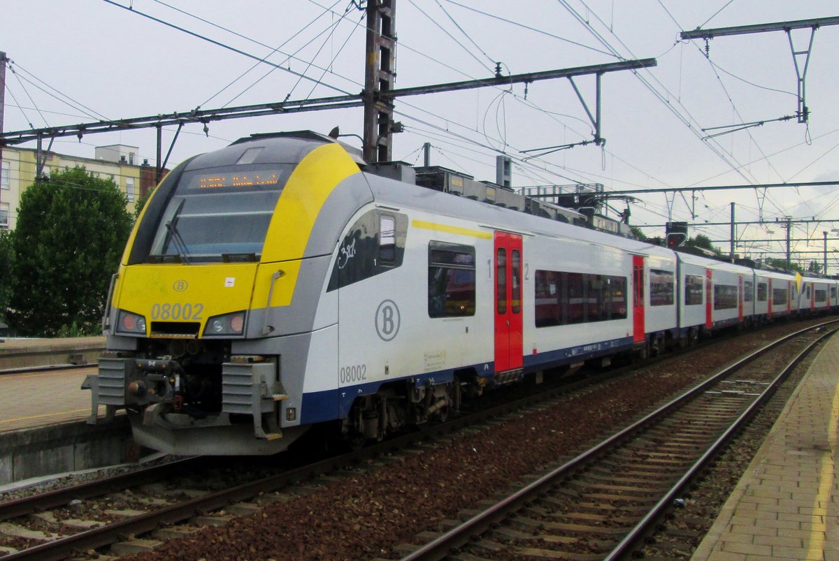 Am 19 Juni 2014 steht 08 002 in Antwerpen-Berchem. 