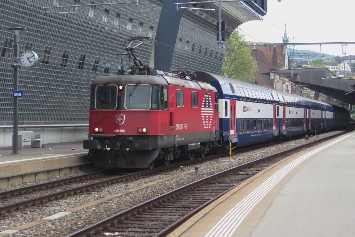 Am 19 Mai 2023 verlasst renovierter 420 206 mit ein Spitzverkehrszug Zürich HB.