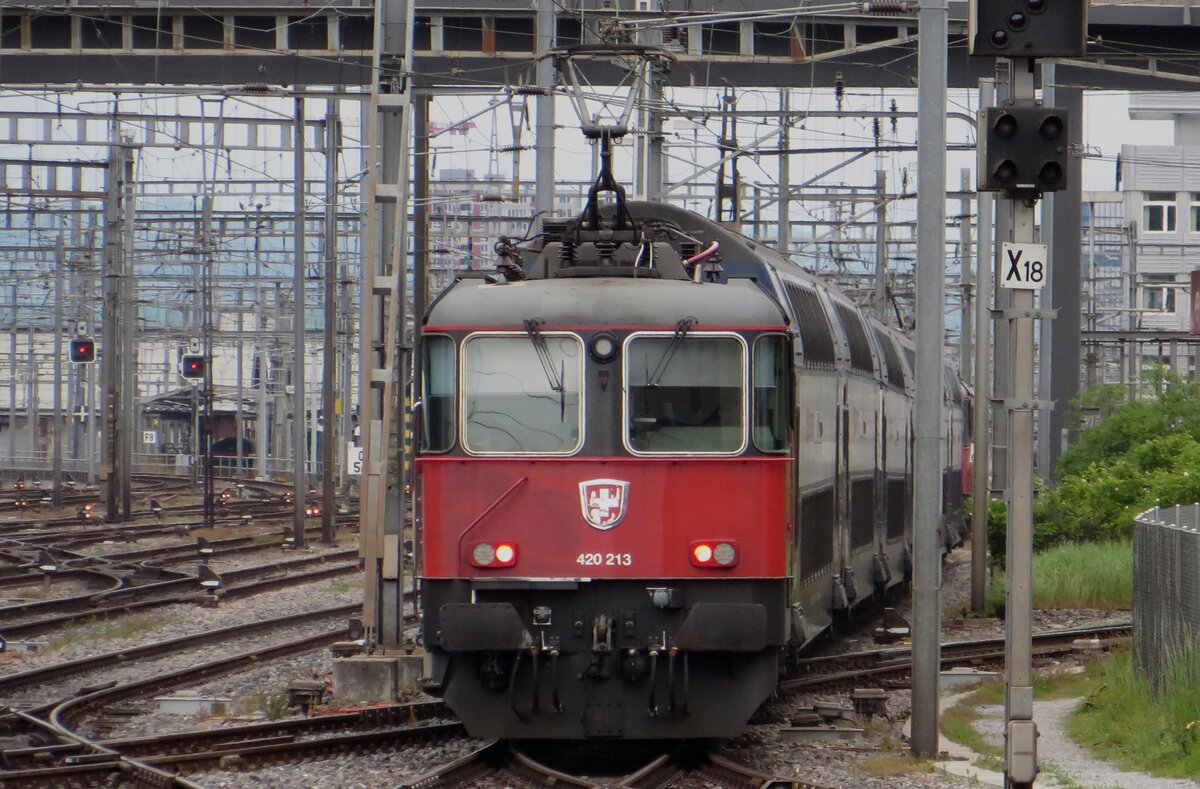 Am 19 Mai 2023 verlasst renovierter 420 213 mit ein Spitzverkehrszug Zürich HB.