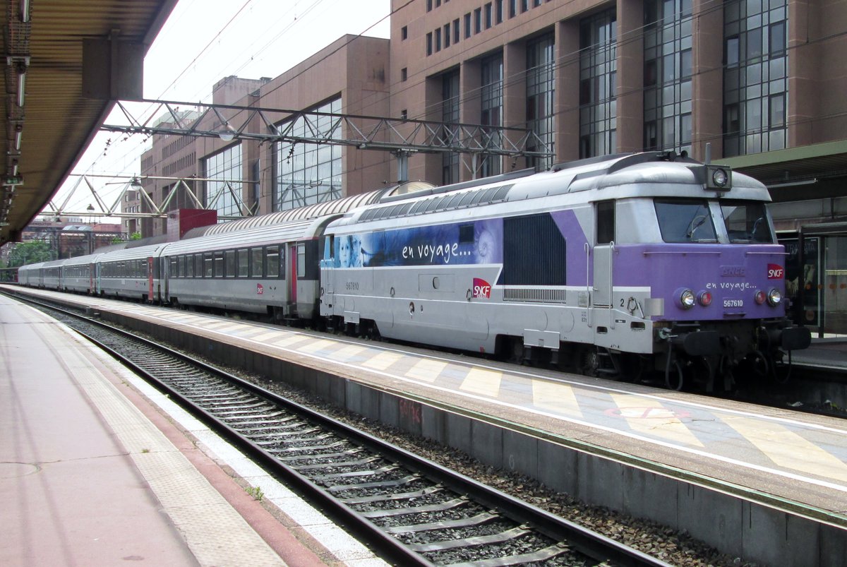 Am 2 Juni 2014 treft 67610 mit ein CoRail in Lyon Part-Dieu ein.