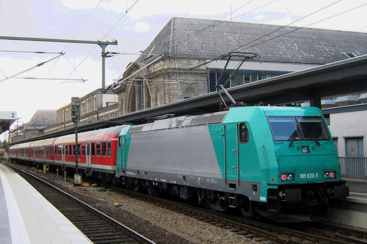 Am 2 Mai 2011 steht 185 633 mit ein S-Bahn in Nürnberg Hbf. Wegen verspäteter Zulassung der Reihe 442 kam es in Mai 2011 zum Noteinsätze von 185-Söldner und N-Wagen.