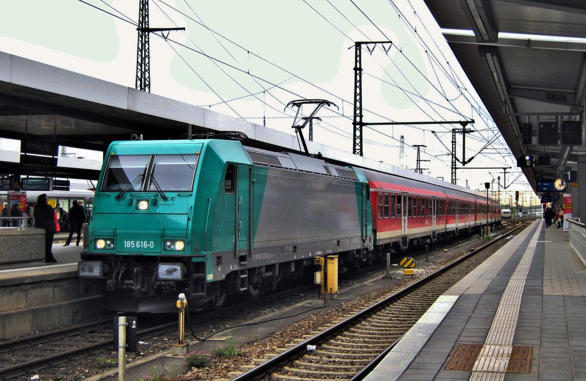 Am 2 Mai 2011 treft 185 616 mit ein S-Bahn in Nürnberg Hbf ein. Wegen verspäteter Zulassung der Reihe 442 kam es in Mai 2011 zum Noteinsätze von 185-Söldner und N-Wagen.