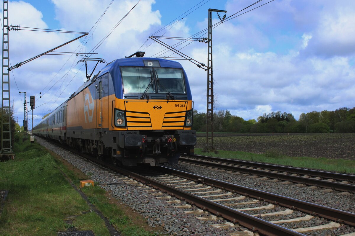 am 20 April 2024 durchfahrt NS 193 263 mit einer IC nach Berlin Salzbergen.