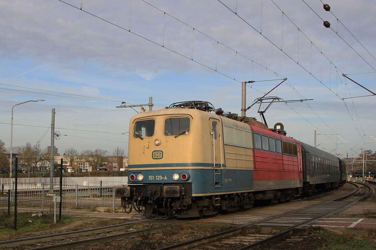 Am 20 Dezember 2025 zieht KonRail 151 129 ein Sonderzug nach Bonn durch Venlo-Vierpaardjes und wird vom offenbarer Radweg fotografiert.