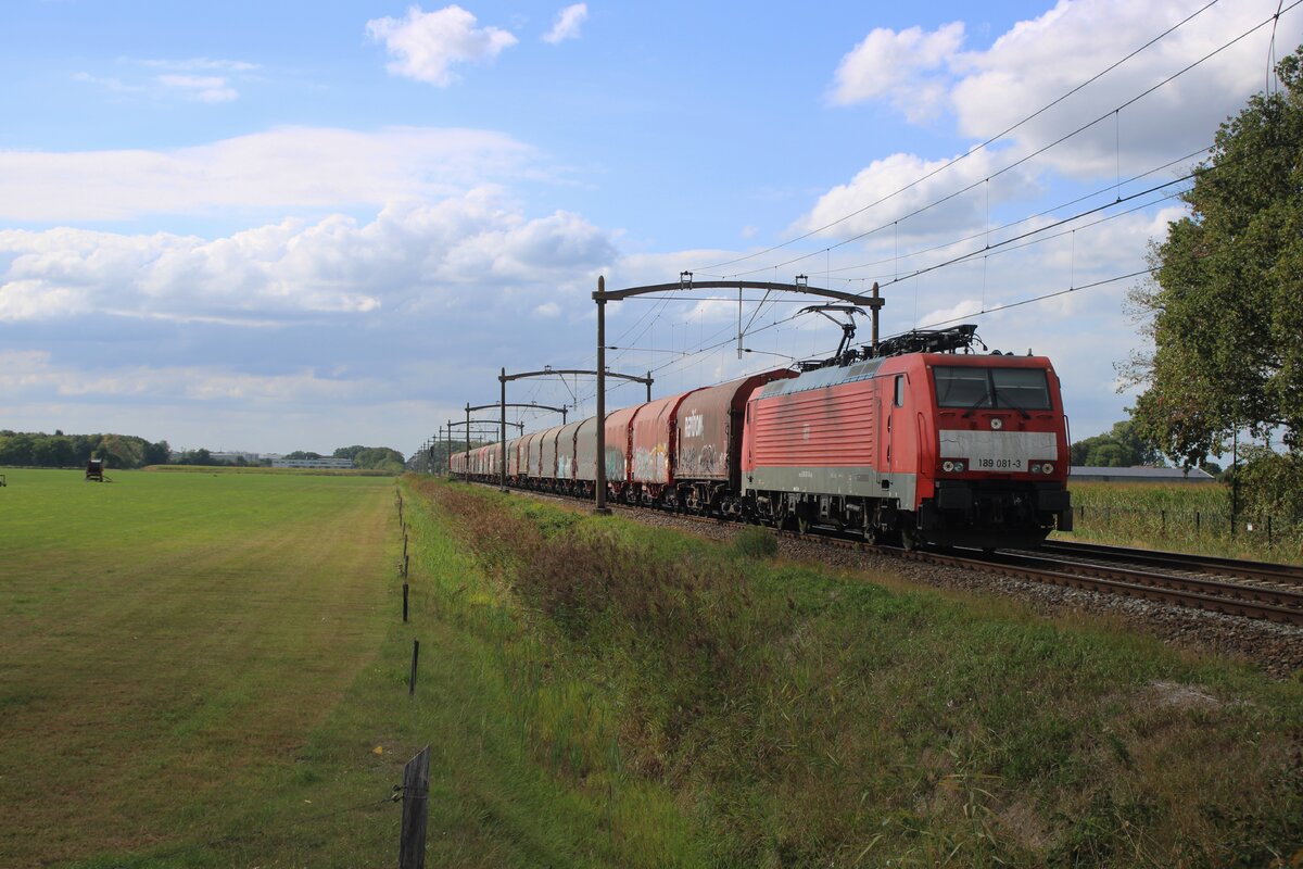 Am 21 Augustus 2025 zieht 189 081 ein Stahlzug durch Hulten und wird vom offenbarer Weg fotografiert.