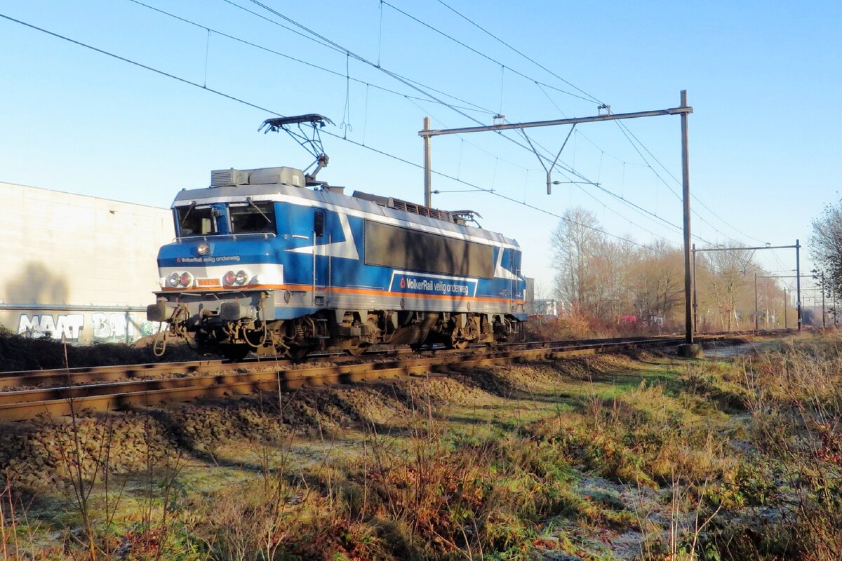 Am 21 dezember 2021 durchfahrt Volker rail 7143 Alverna.