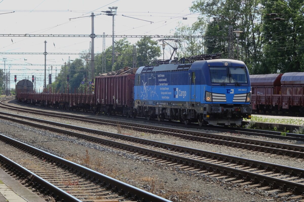 Am 21 Juni 2022 durchfahrt CD Cargo 383 002 Hranice nad Morave, leider ins Gegenlicht. 