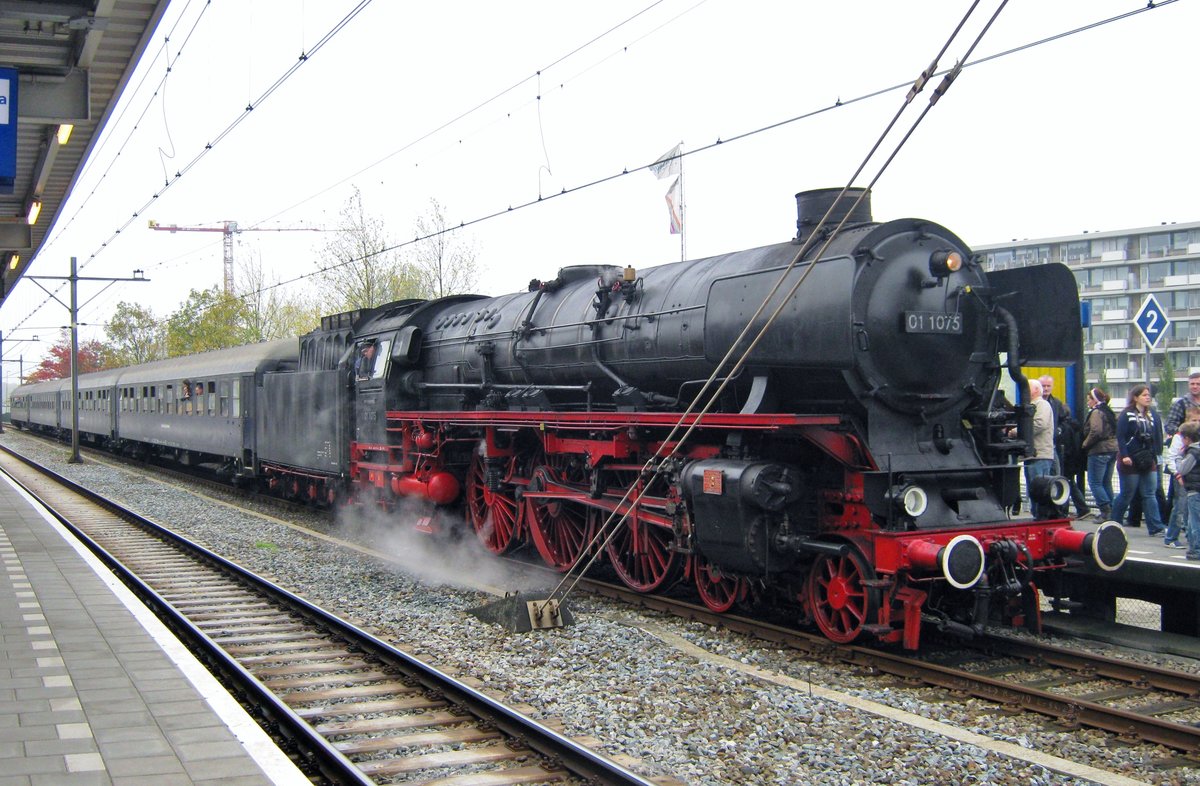 Am 21 Oktober 2012 schiebt 01 1075 ein Dampfpendelzug aus Gouda nach Rotterdam Noord, wo das Bw von der Stoom Stichting Nederland ist. 