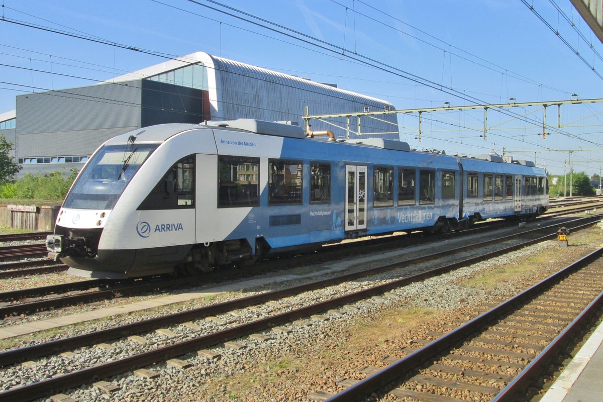 Am 21 September 2016 durchfahrt Arriva 33 Hengelo. Dieser Triebzug war fruher in Syntus-Dienst.