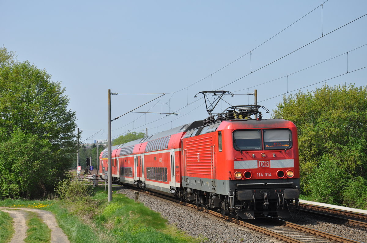 Am 21.04.2018 war 114 014 ersatzweise auf der Main-Lahn-Bahn unterwegs. Soeben hat sie Eschhofen verlassen und fährt nun in Richtung Lindenholzhausen. 