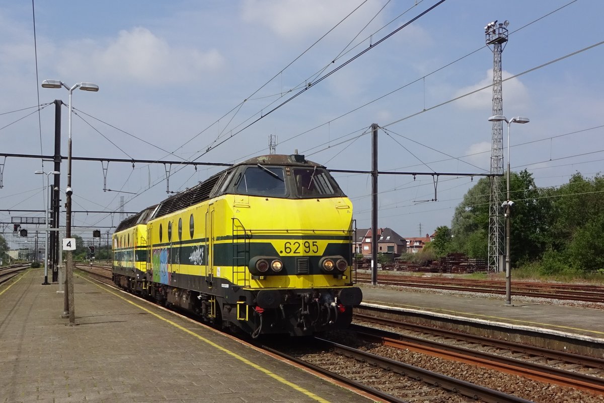 Am 22 Mai 2019 zieht 6295 die 6292 durch Lier auf den Weg nach die Elektrifikationsarbeiten in Mol (Hasselt--Neerpelt).