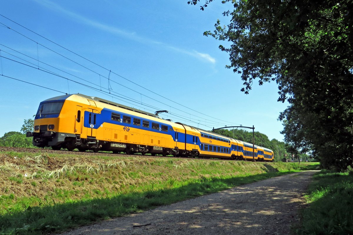 Am 23 Juni 2020 durchfahrt NS 7534 Tilburg Oude Warande.