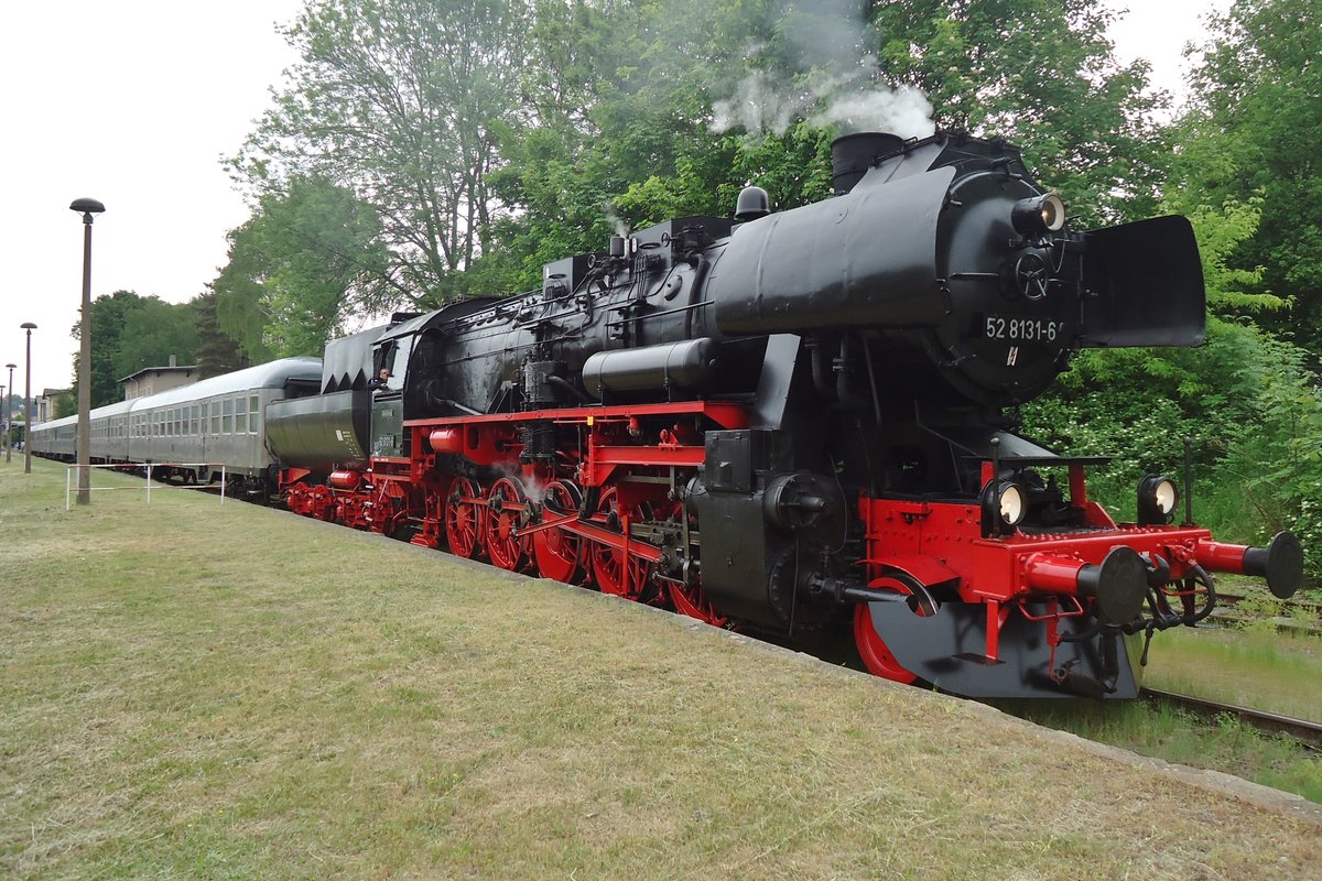 Am 23 Mai 2015 steht 52 8131 mit ein Sonderzug in Nossen.