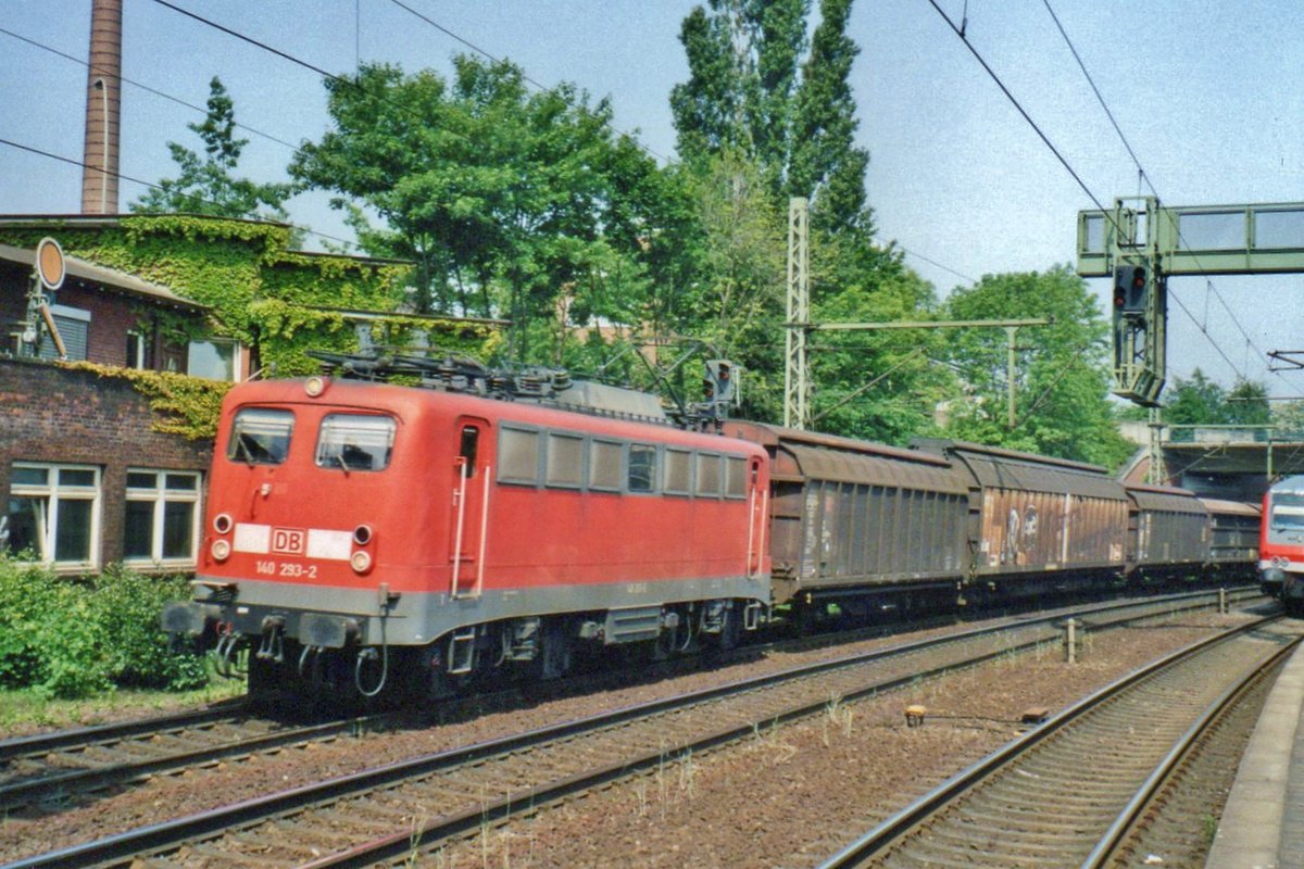 Am 25 Mai 2005 durchfahrt 140 293 Hamburg-Harburg. 