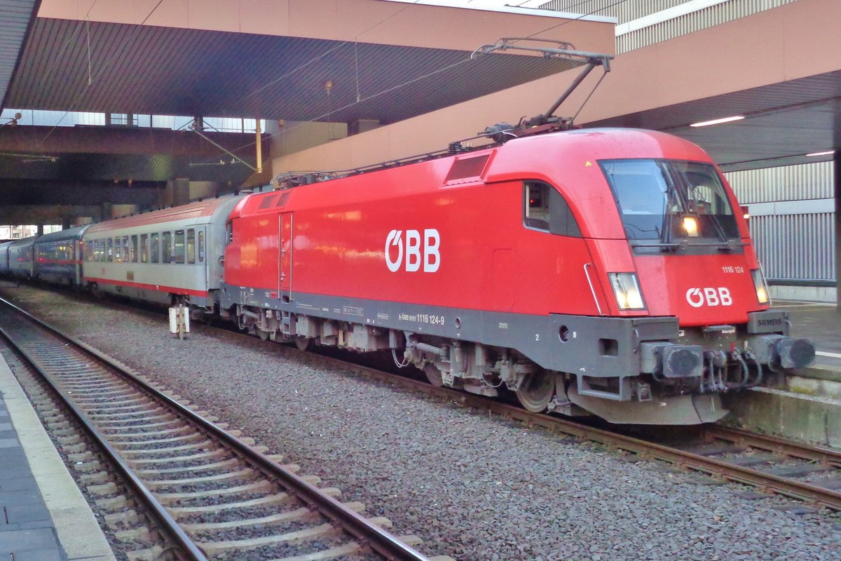 Am 25 September 2017 steht 1116 124 in Düsseldorf Hbf.