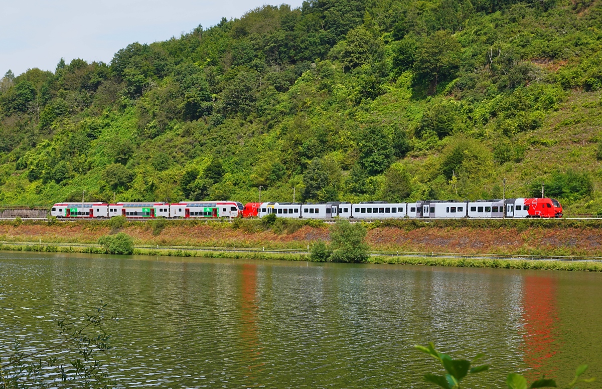 Am 25.07.2024 sind ein Kiss 2304 der CFL und ein Flirt 3 als RE 1 aus Luxemburg bzw. Mannheim gegenüber St. Aldegund an der Mosel in Richtung Koblenz unterwegs