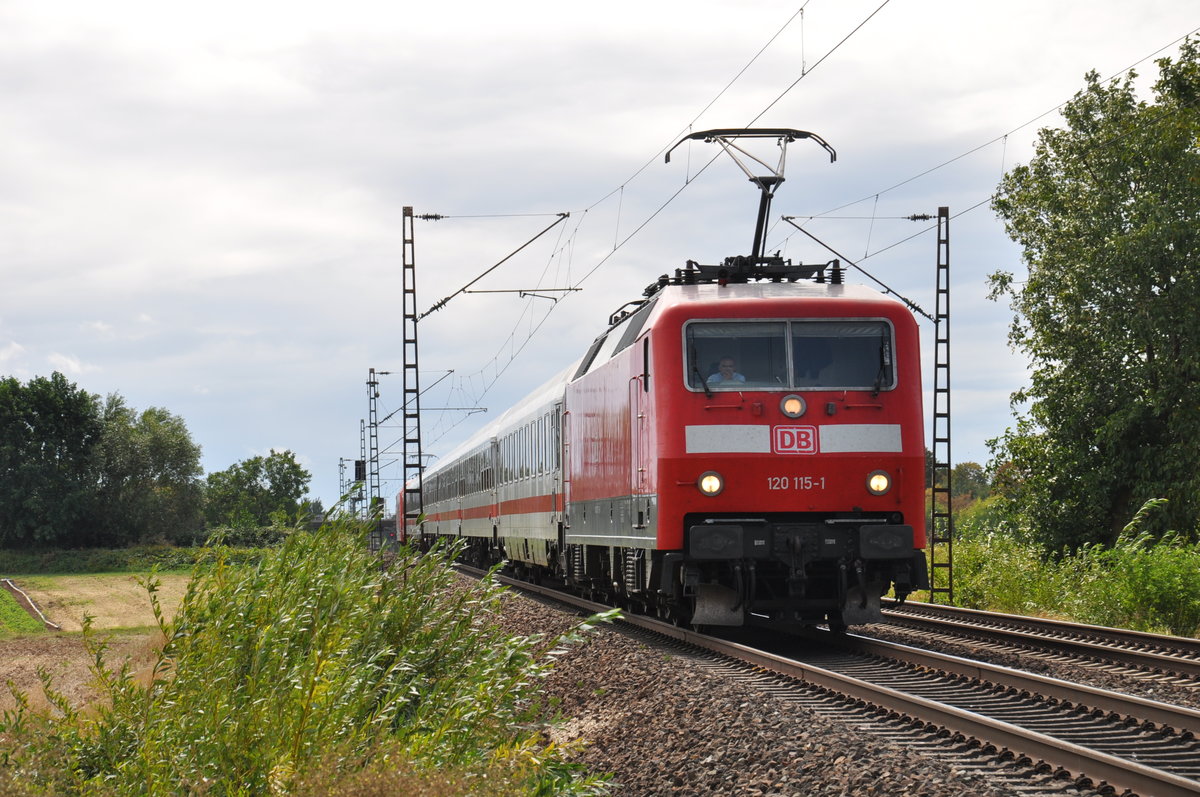 Am 25.08-2018 bespannte 120 115-1 den IC2370 nach Hannover Hbf, hier in Weinheim-Lützelsachsen.