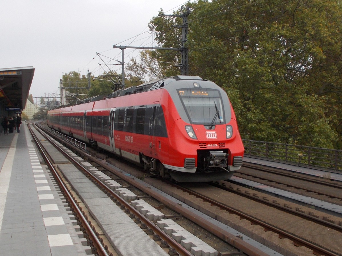 Am 25.Oktober 2014 rauschte der 442 824 an der Station Berlin Tiergarten nach Belzig.