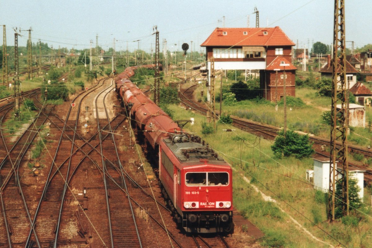 Am 26 Mai 2007 durchfahrt 155 103 Halle (Saale). 