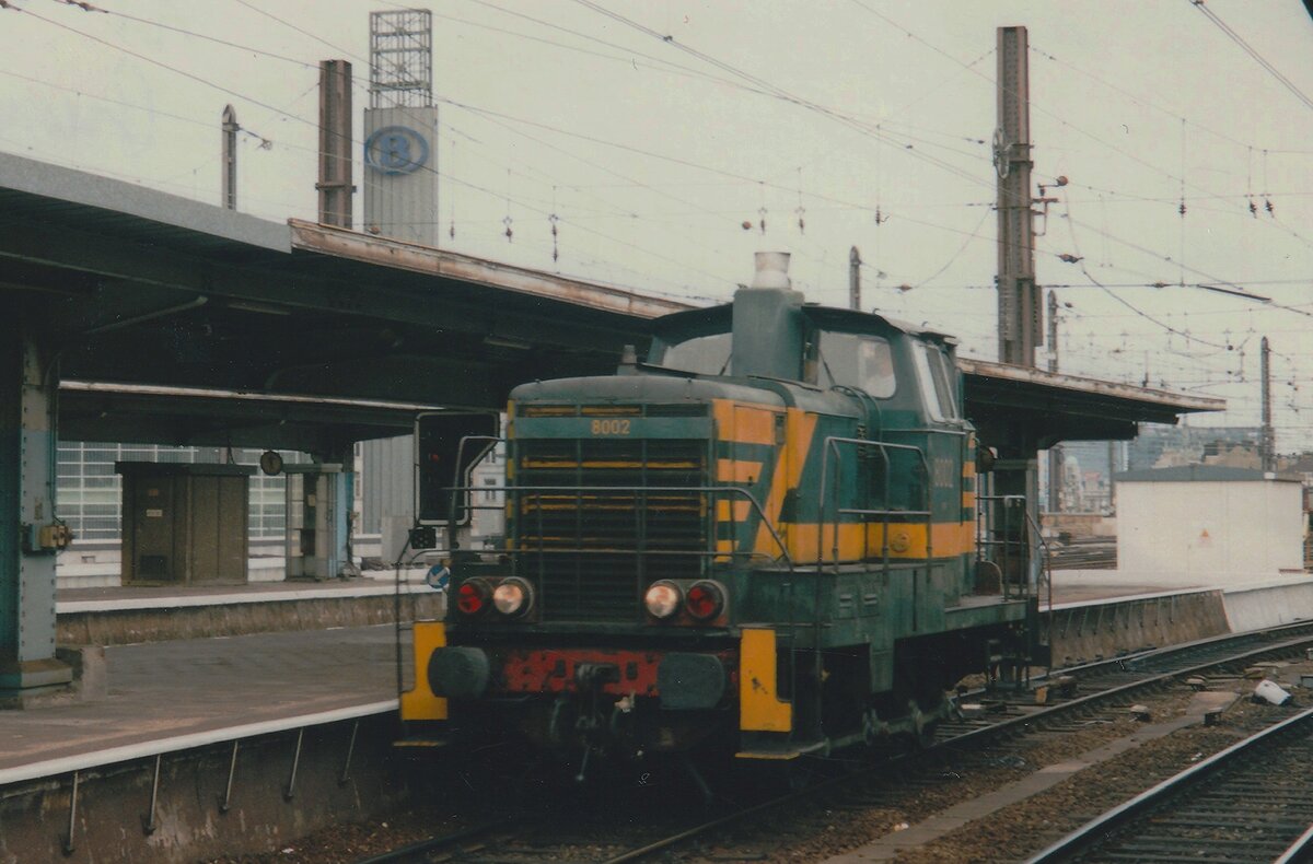 Am 27 Dezember 1996 lauft NMBS/SNCB 8002 um in Bruxelles-Midi.