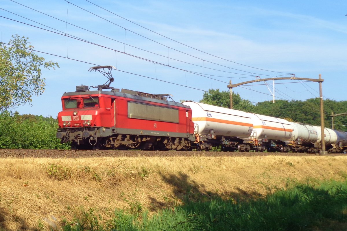 Am 27 Juli 2018 passiert ex-NS 1604 Tilburg Oude Warande. 