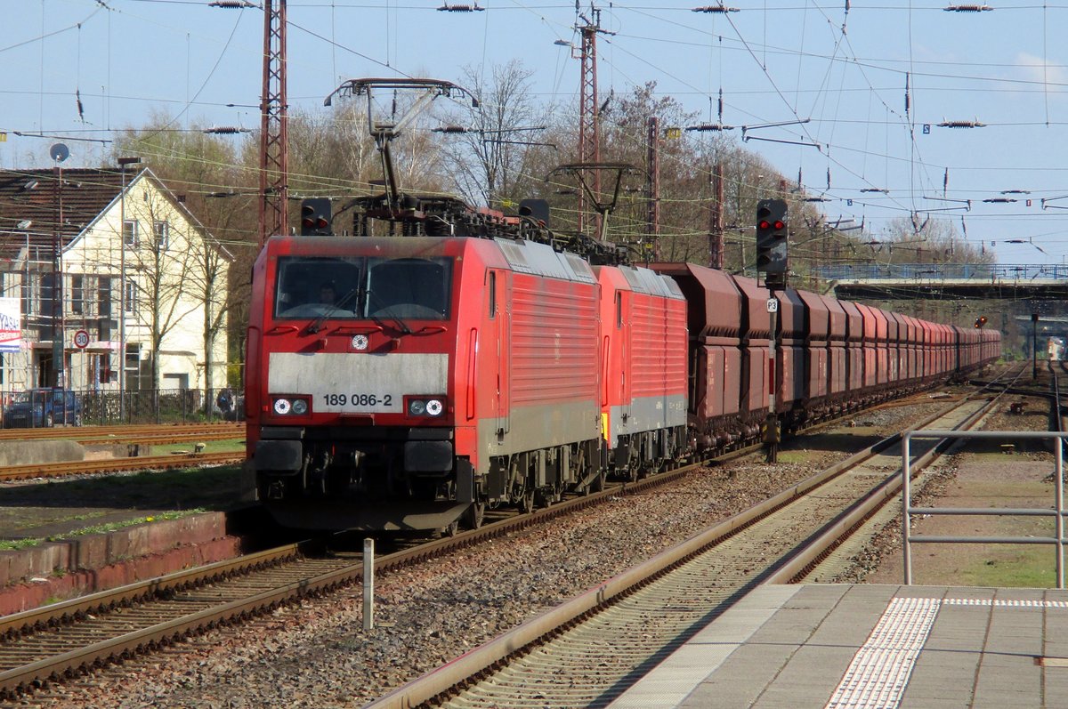 Am 27 Mârz 2017 schleppt 189 086 ein Eisenerzzug durch Dillingen. Diese schwere Erzzuge werden wegen deren drönender Fahrt und Gewicht auch Erzbomber genannt. 