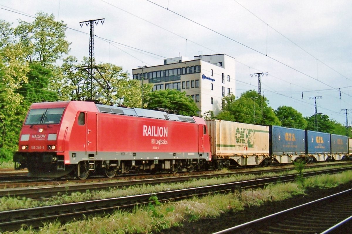 Am 27 September 2009 durchfahrt 185 246 mit ein KLV Köln West.