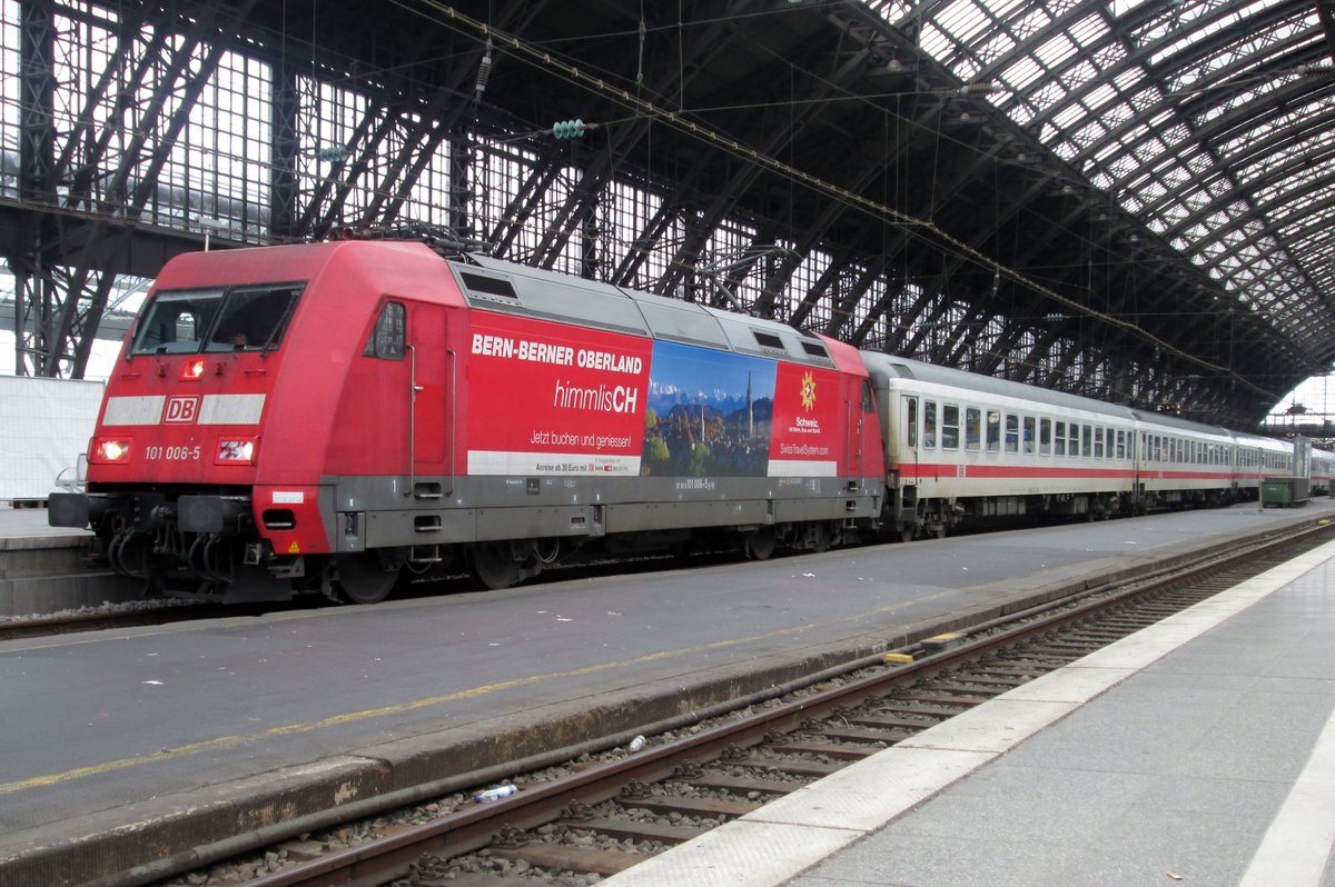 Am 28 April 2014 wirbt 101 006 für das Berner Oberland in Köln Hbf. 