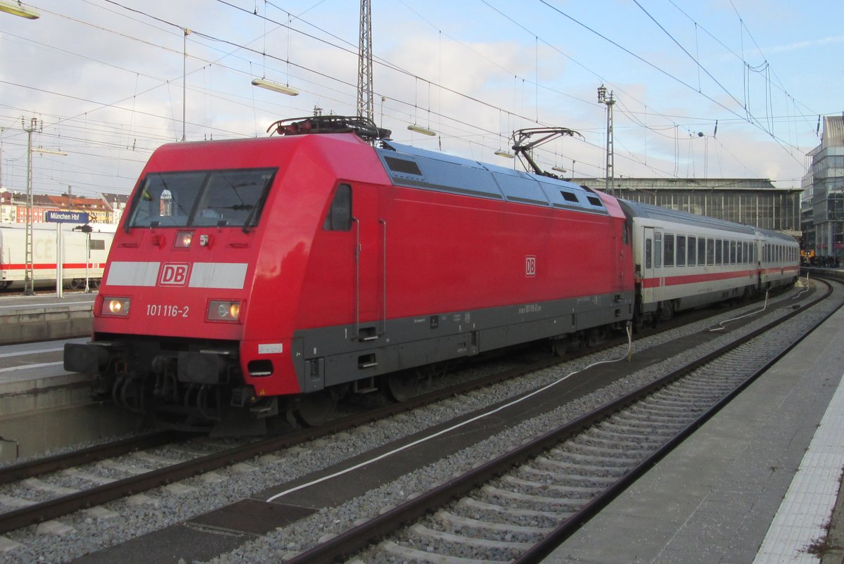 Am 28 Dezember 2016 verlässt 101 116 mit ein IC München Hbf. 