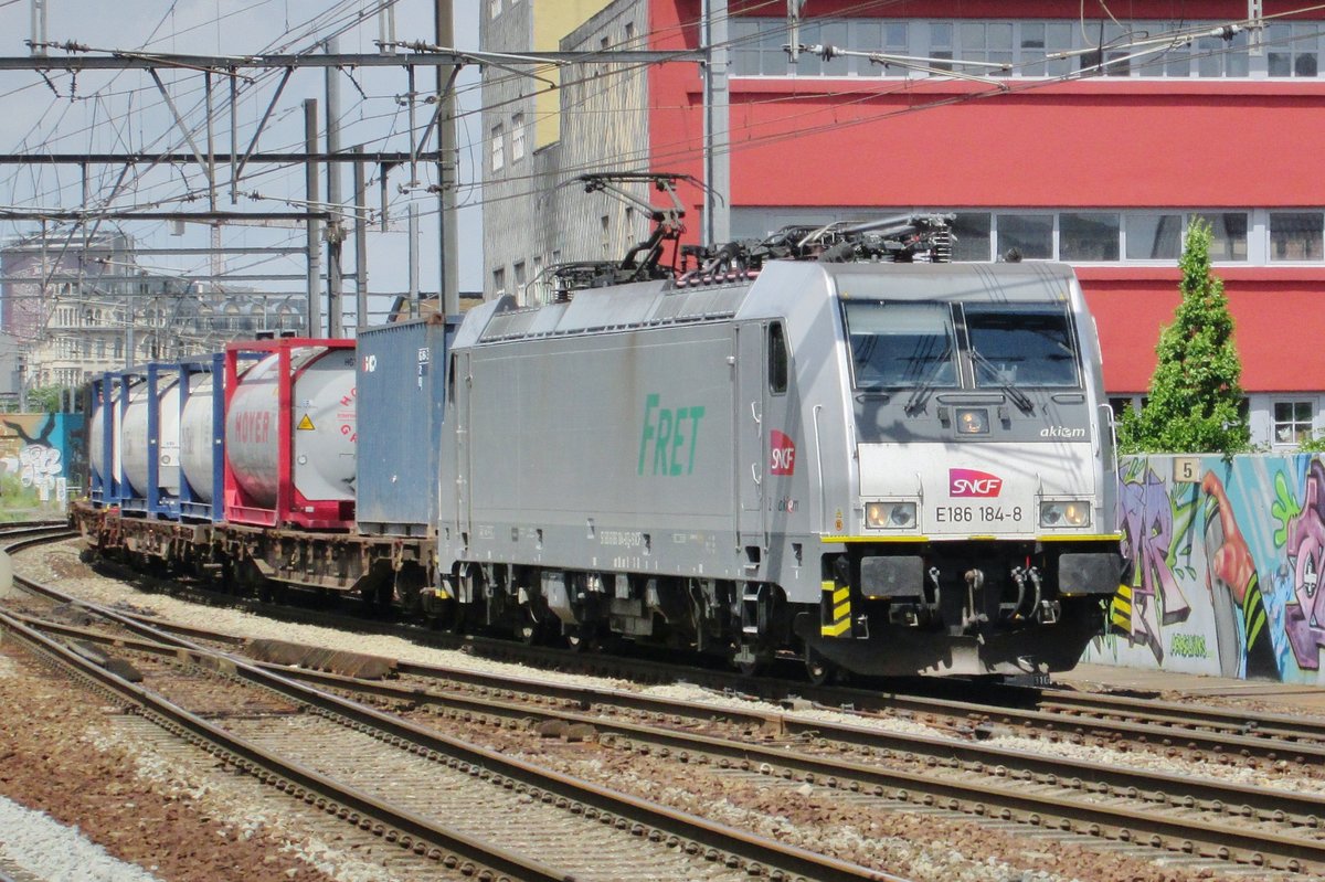 Am 28 Juni 2016 durchfahrt Akiem/FRET SNCF 186 184 Antwerpen-Berchem. 