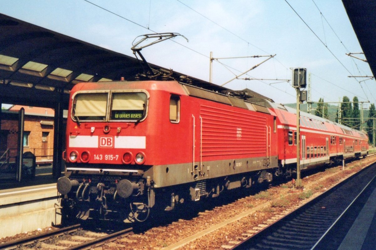 Am 28 Mai 2007 steht 143 915 mit der RB aus Naumburg in Saalfeld. 