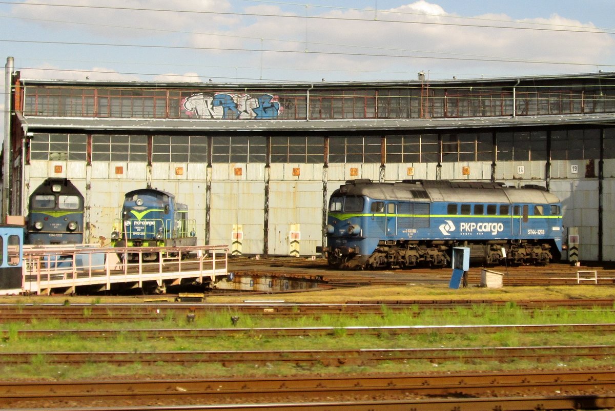 Am 29 April 2016 steht ST44-1218 vor der Lokschuppen in Leszno.