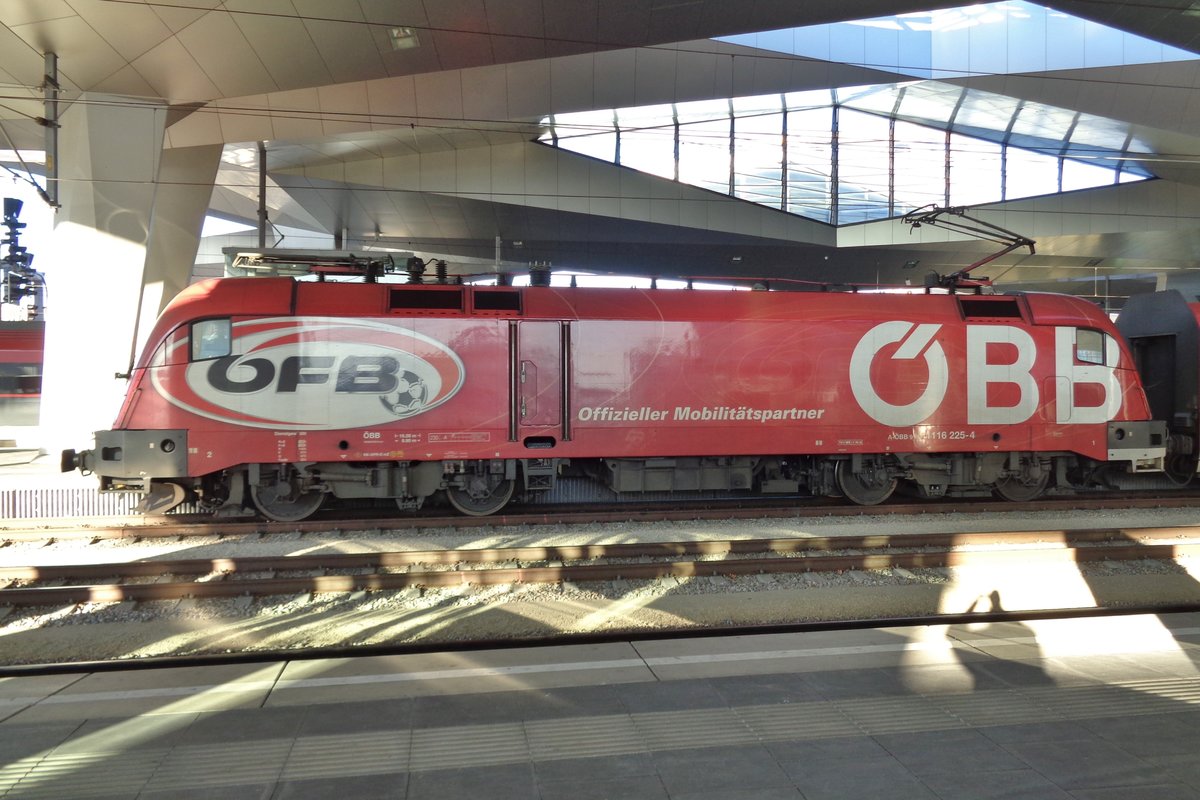 Am 29 Dezember 2016 grüsst die ÖFB der Fotograf mittels 1116 225 in Wien Hbf.