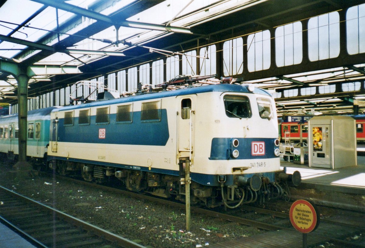 Am 29 Juli 2000 steht 141 248 mit das S-Bahn Probefarbenschema in Duisburg Hbf. 