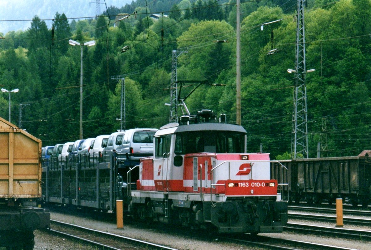 Am 29 Mai 2004 rangiert ÖBB 1163 010 in Schwarzach Sankt-Veit.