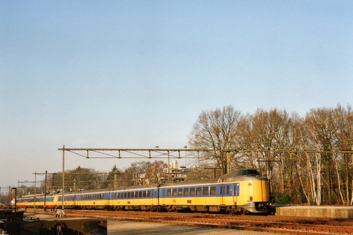 Am 29 November 2003 durchfahrt 4205 Ede-Wageningen. 