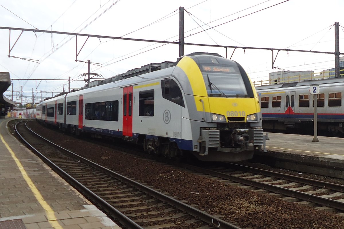 Am 3 November 2016 treft 08 010 in Antwerpen-Berchem ein.