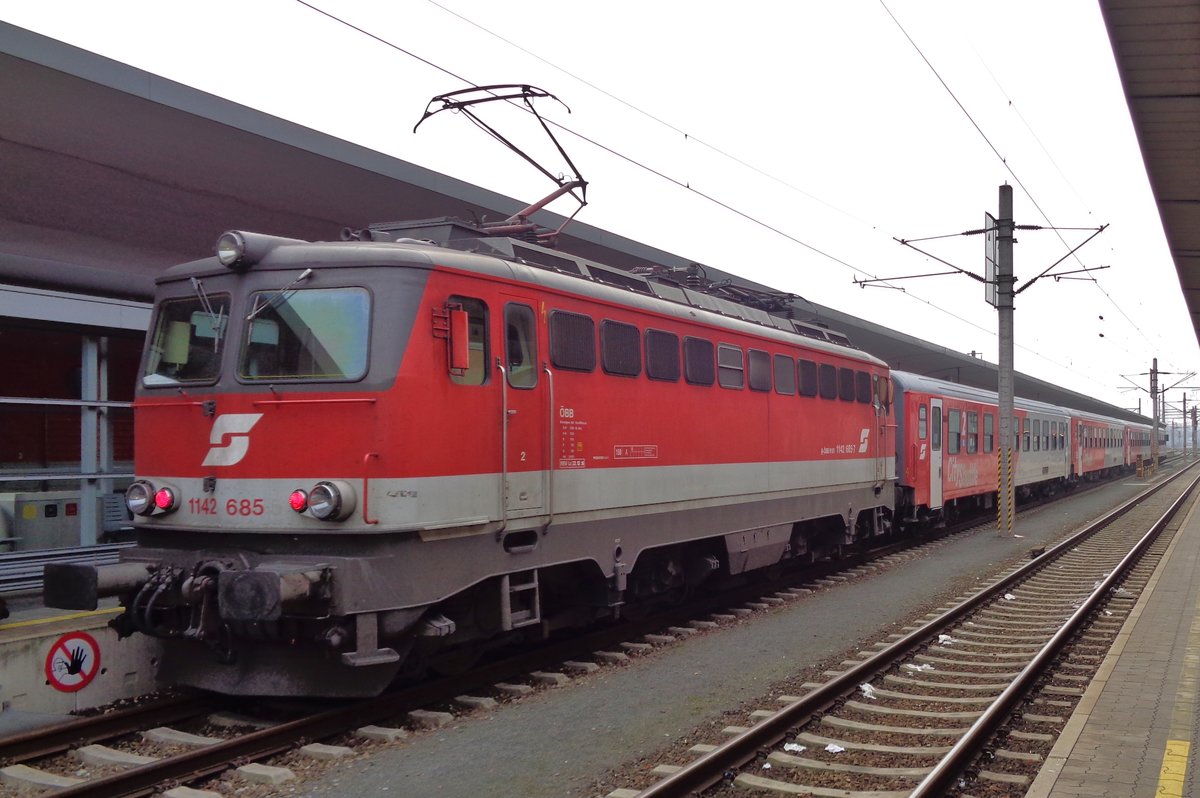 Am 30 Dezember 2016 steht 1142 685 in Linz Hbf.