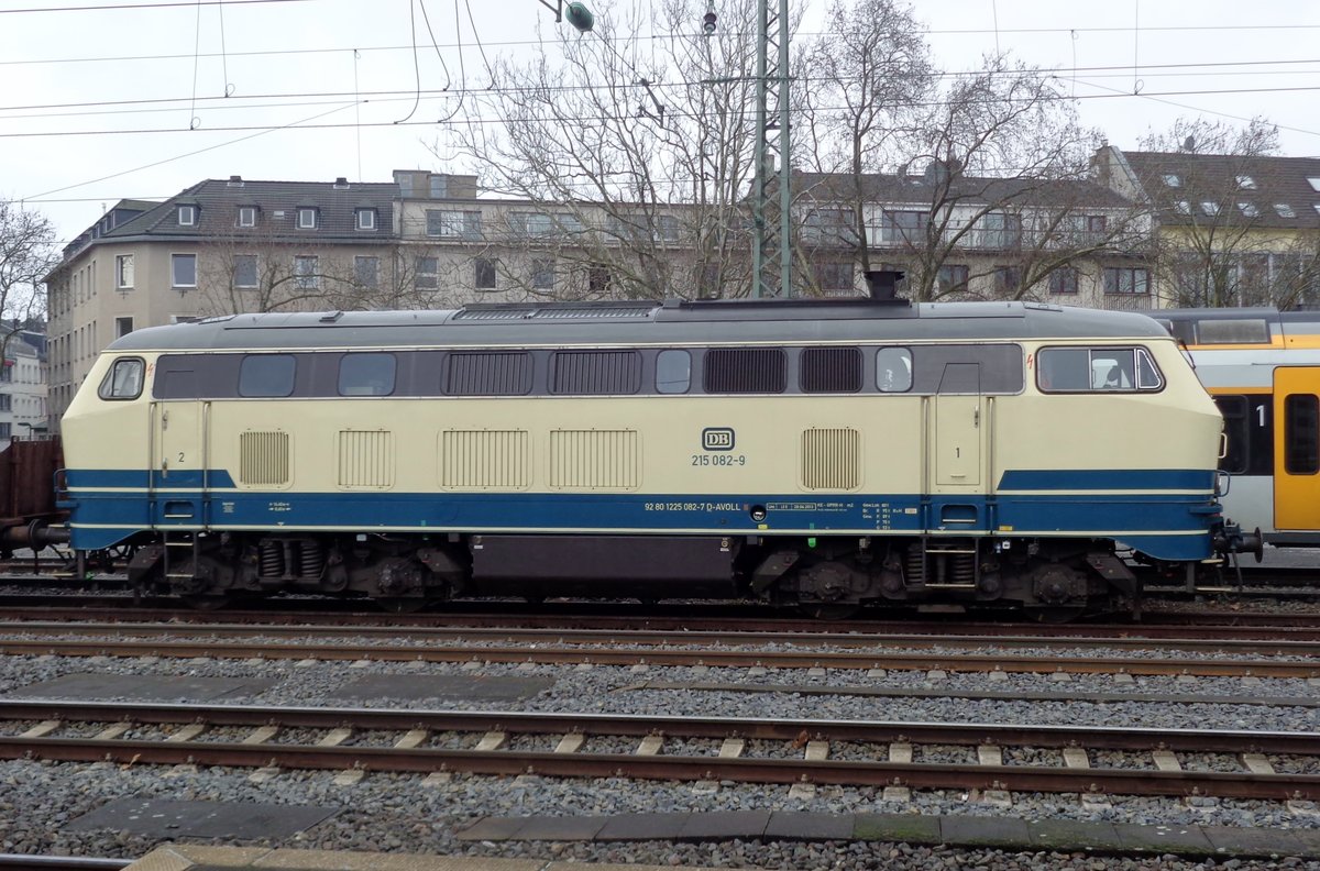 Am 30 Jänner 2018 steht 215 082 in aller Ruhe in Düsseldorf Hbf. 