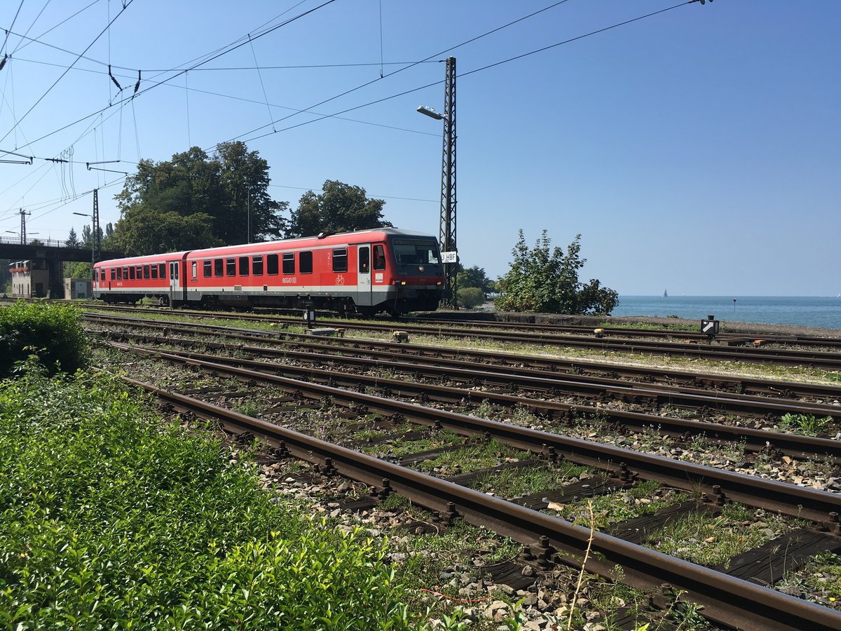 Am 31.08.16 verlässt 628 563 mit der Rb 22720 (Lindau hbf - Friedrichshafen Hafen)den Insel Bahnhof von Lindau in Richtung Friedrichshafen.