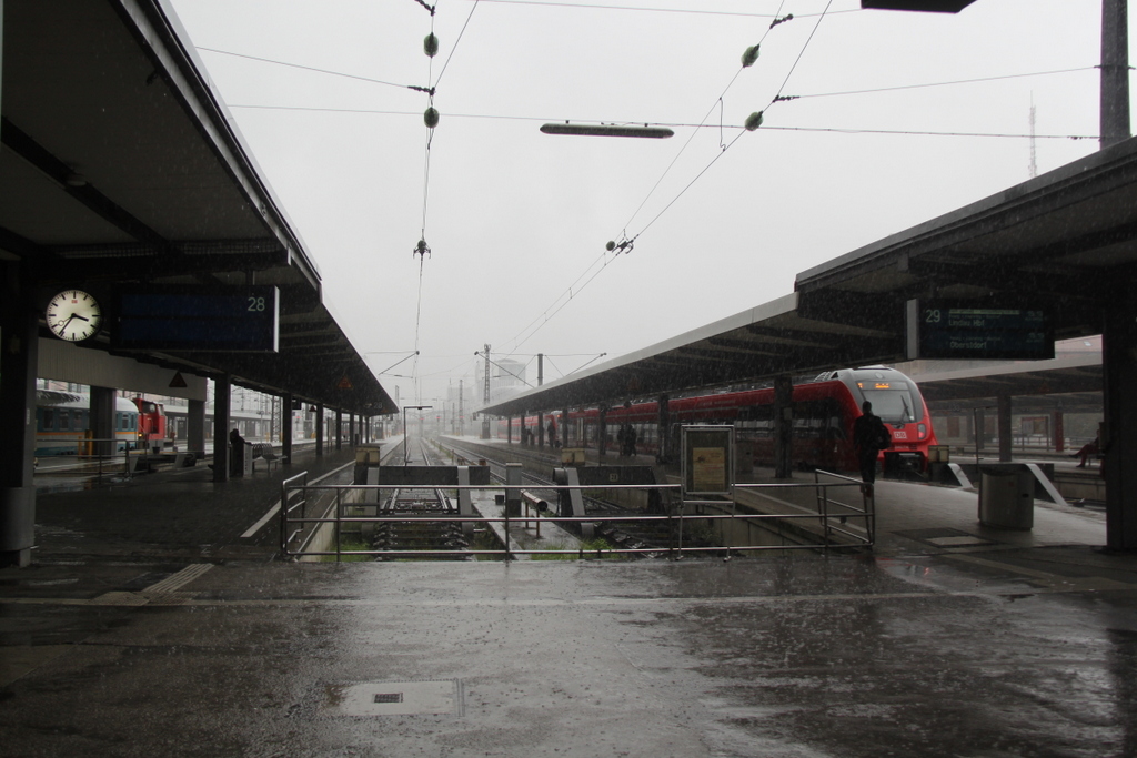 am 31.08.2014 meinte es der bayrische Wettergott nicht gut mit mir gegen 15:36 Uhr kam dann ein kleine aber herrliches Unwetter ber Mnchen Hbf gezogen.