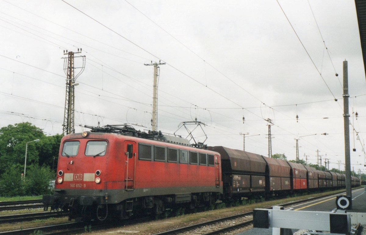 Am 4 Juni 2003 steht 140 652 mit ein Kohlezug in Wels Hbf. 