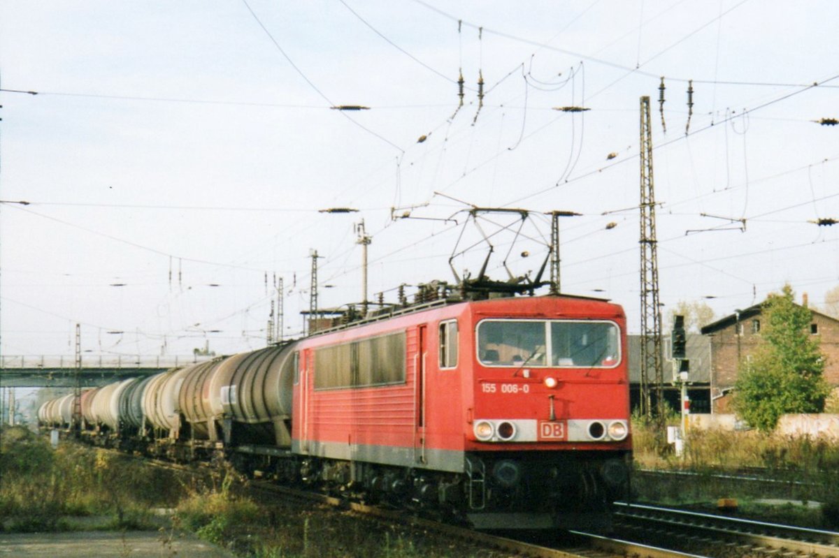 Am 4 September 2007 schleppt 155 006 ein Kesselwagenzug durch Naumburg (Saale). 