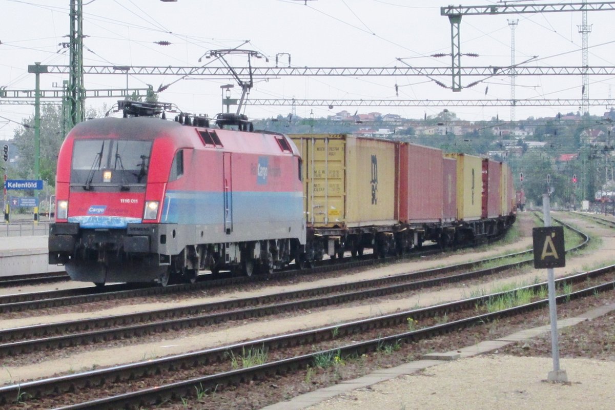 Am 5 Mai 2016 schleppt 1116 011 ein KLV durch Budapest-Kelenföld.