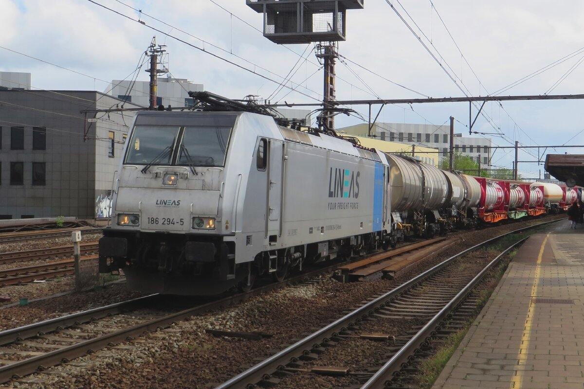 Am 5 Mai 2023 durchfahrt Lineas 186 294 mit ein Tankcontainerzug Antwerpen-Berchem.